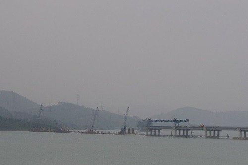 Thanh Hóa: Cầu vượt cao tốc thi công trái phép trên lòng hồ Yên Mỹ