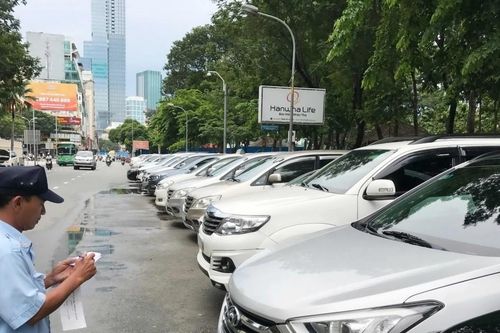 Thiếu giao thông tĩnh, làm sao giải quyết đỗ xe trên vỉa hè?