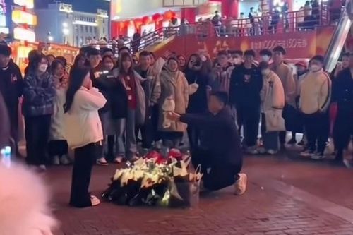 Chàng trai quỳ gối cầu hôn lãng mạn giữa phố, cô gái nói một câu và hành động gây sốc nặng