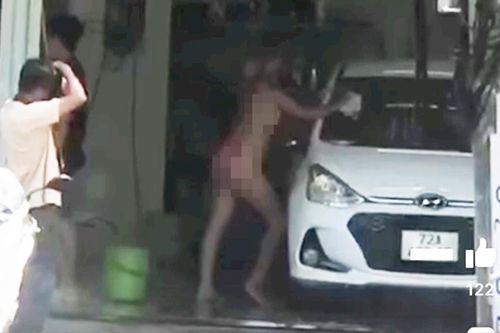 Cô gái mặc bikini rồi uốn éo tạo dáng 'rửa ô tô' gây phản cảm