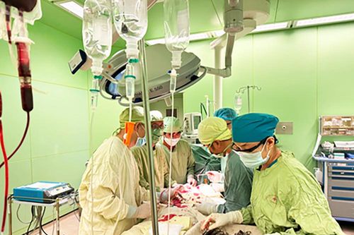Bệnh viện Đa khoa Trung tâm An Giang cứu sống bệnh nhân bị 4 mảnh kiếng cắt vào cổ