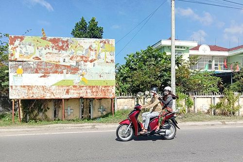 Pa nô tuyên truyền bị cũ, bong tróc