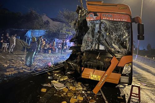 Tạm giữ hình sự tài xế xe khách tông đuôi xe tải khiến 3 người tử vong