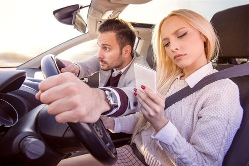 Nguyên nhân nào gây mất tập trung khi lái xe?