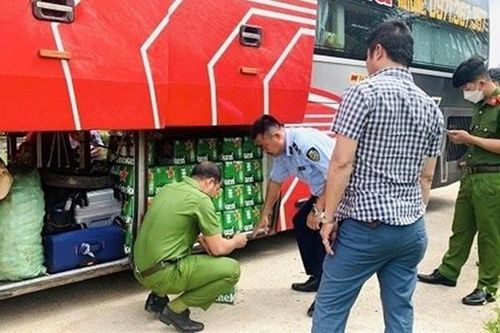 Ém gần 1000 chai bia Heineken nghi nhập lậu dưới 'bụng' xe khách