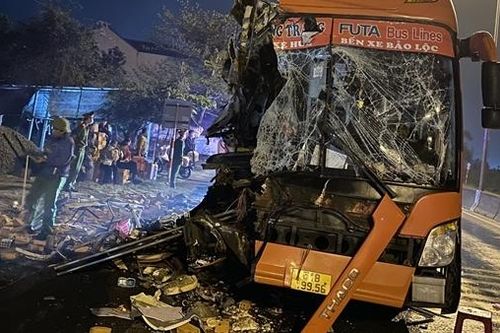 Tạm giữ hình sự tài xế xe khách tông đuôi xe tải khiến 3 người tử vong