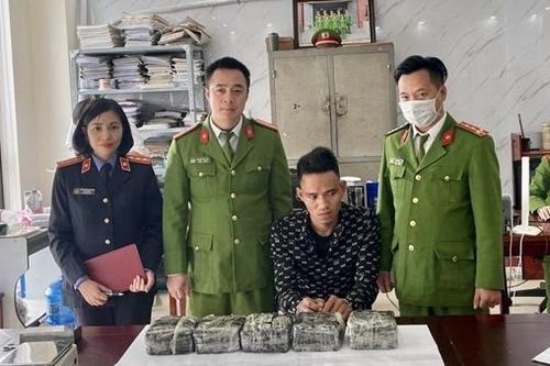 Bóc gỡ đường dây mua bán ma túy, thu giữ 5 kg ma túy đá