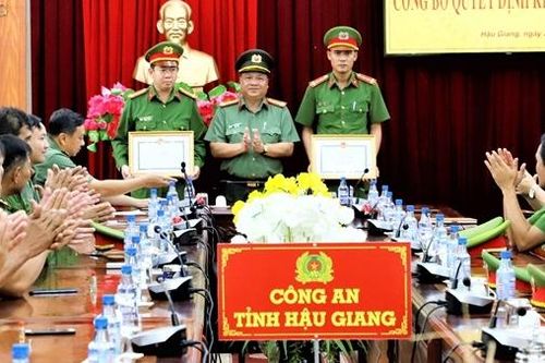 Khen thưởng CBCS kịp thời cứu nạn 2 người ngạt khí dưới bồn chứa xăng