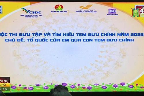 Thiếu nhi Việt Nam sưu tầm tem về Tổ quốc