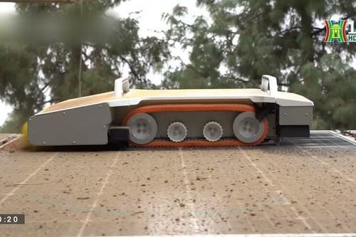 Robot vệ sinh pin mặt trời