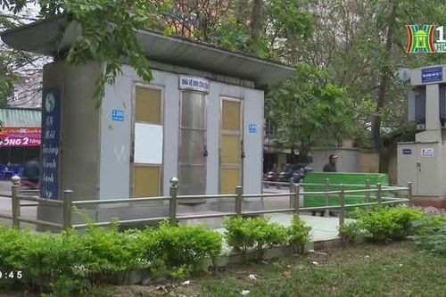 Nhà vệ sinh công cộng 'khóa cửa'