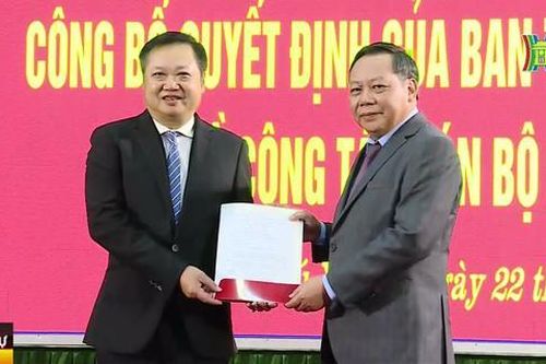 Thành ủy Hà Nội trao Quyết định về công tác cán bộ