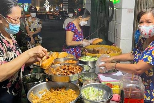 Về Cần Thơ, xếp hàng mua bánh mì âm phủ
