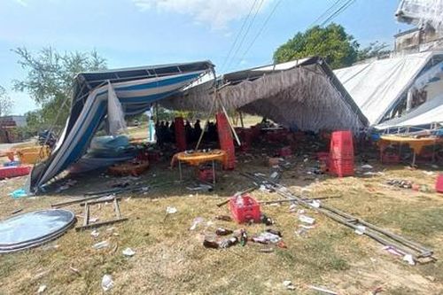 Lốc xoáy cuốn trúng rạp đám cưới có gần 500 khách mời, 15 người bị thương