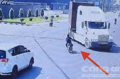 Xe máy bị xe container cán nát vụn, một thanh niên tử vong