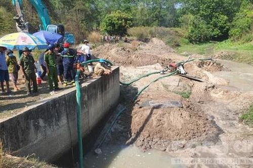 Bơm cạn nước dưới rạch tìm thi thể người đàn ông mất tích