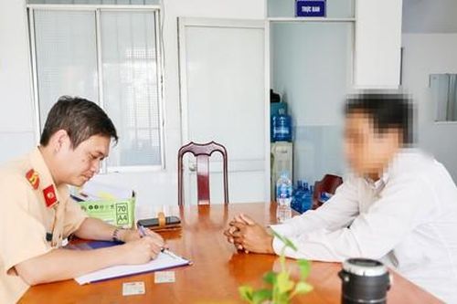 CSGT kịp thời cứu một thanh niên định nhảy cầu Cần Thơ tự tử