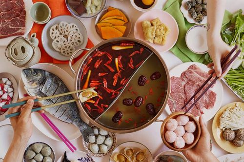 Cô gái bị cảnh sát bắt vì ăn lẩu, rắc rối đến từ một thứ 'gia vị'