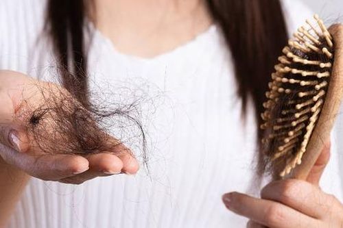 Chế độ dinh dưỡng giúp cải thiện tóc gãy rụng, hư tổn