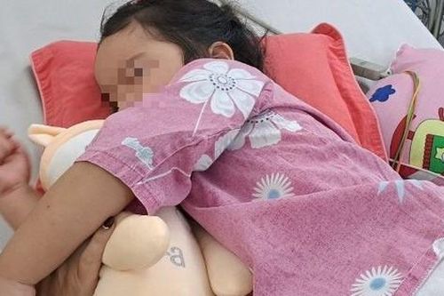 Đang đi du lịch cùng gia đình, bé 4 tuổi nguy kịch vì viêm cơ tim tối cấp