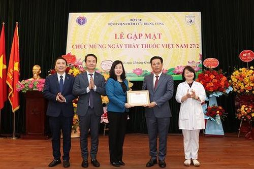 Bộ trưởng Bộ Y tế: Tiếp tục nghiên cứu, ứng dụng nhiều phương pháp châm cứu và chữa bệnh không dùng thuốc