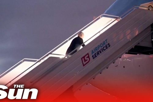 Tổng thống Mỹ Joe Biden vấp ngã khi lên chuyên cơ