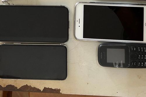 Đột nhập nhà dân trộm 3 điện thoại iPhone