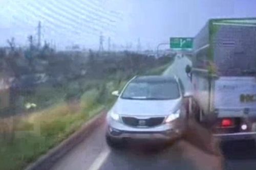 Đi ngược chiều trên cao tốc, nữ tài xế bị phạt 17 triệu đồng
