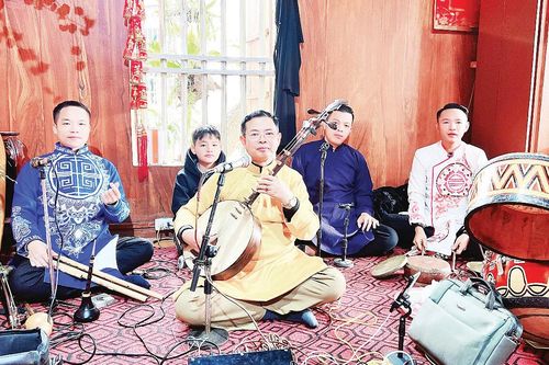 Người truyền giữ chầu văn