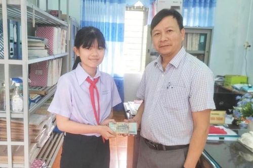 Nữ sinh lớp 7 trả lại tiền cho người đánh rơi