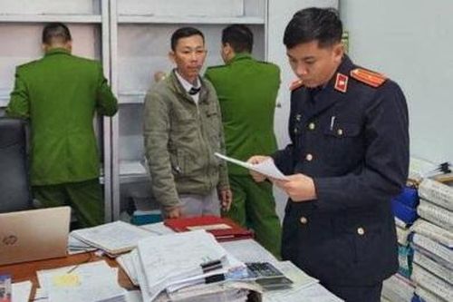 Khởi tố 2 cán bộ phường 'ăn chặn' tiền hỗ trợ thiên tai