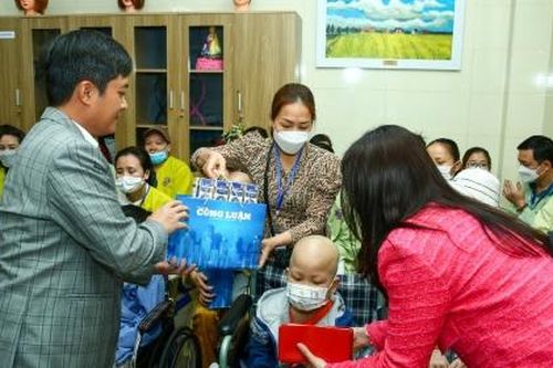 Báo Nhà báo và Công luận trao quỹ từ thiện 'Ước mơ xanh' cho bệnh nhi ung thư