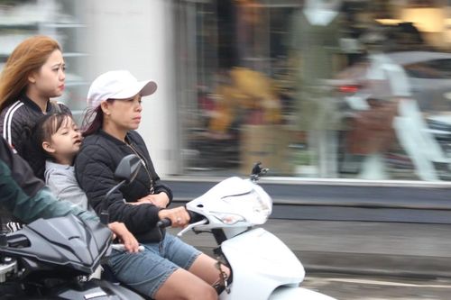 'Đầu trần' thoải mái tham gia giao thông trong nội thành Huế