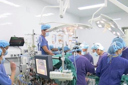 Vì sao nhiều bệnh viện lớn thiếu thiết bị y tế, hóa chất