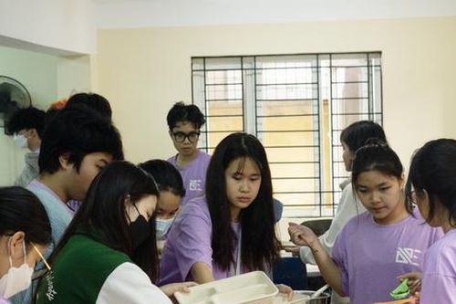 Học sinh trường chuyên Hà Nội vào bếp nấu cơm, phát miễn phí cho người nghèo