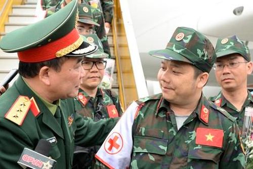 Đồng đội chào đón 76 quân nhân Việt Nam hỗ trợ Thổ Nhĩ Kỳ trở về nước