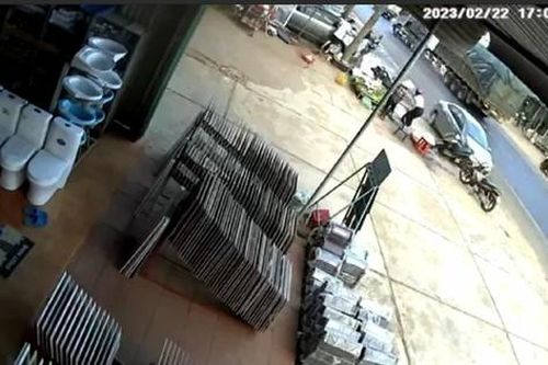 Thót tim cảnh ô tô con gây tai nạn liên hoàn khi nhiều người đứng bên đường