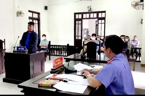 Lái xe đầu kéo chặn đường cao tốc để phản ứng CSGT