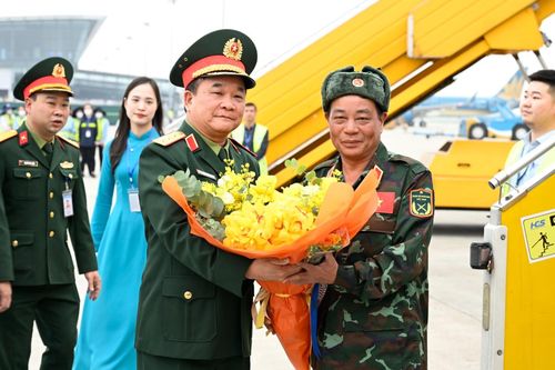 Thứ trưởng Quốc phòng ra tận chân máy bay đón 76 sĩ quan trở về từ Thổ Nhĩ Kỳ