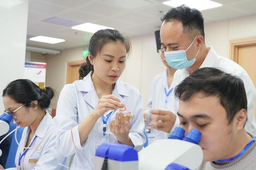 Chuyên gia Nhật Bản chuyển giao kỹ thuật mới trong điều trị hiếm muộn