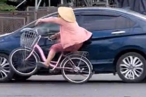 Đã xác minh được thông tin người phụ nữ chạy xe đạp hồng đi ngược chiều, va chạm với ô tô