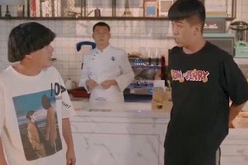 Hai chàng trai tổ chức sinh nhật mà không tốn kém tiền bánh kem