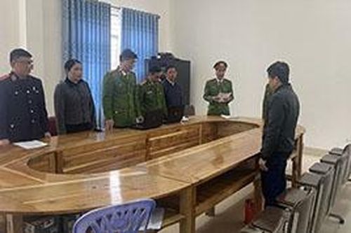 Chiếm đoạt quà tài trợ lũ lụt của học sinh, một hiệu trưởng ở Nghệ An bị bắt