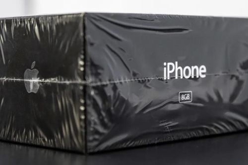Cô gái mua chiếc iPhone đời đầu rồi cất tủ không dùng, 15 năm sau lãi hơn 100 lần