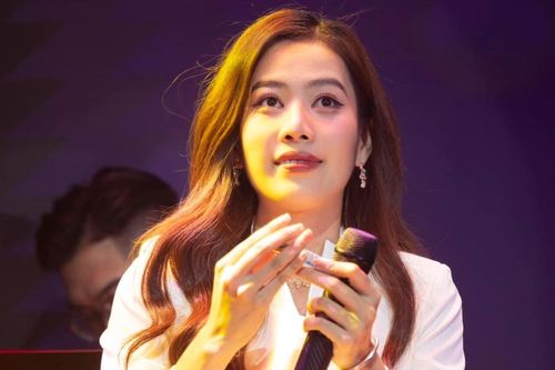 Nam Em khiến ai cũng xuýt xoa trước hành động tinh tế dành cho khán giả trong đêm nhạc