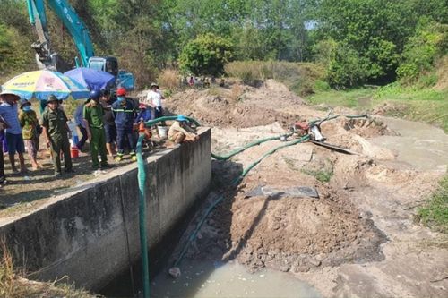 Cảnh tượng kinh hãi dần lộ ra dưới đáy con rạch sau 2 ngày bơm nước liên tục