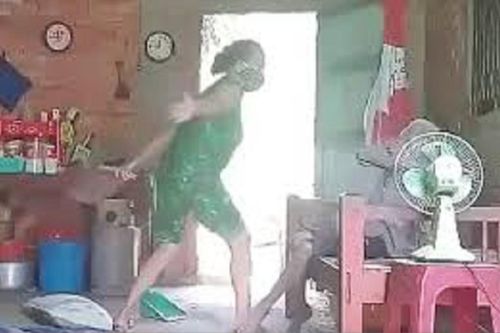 Xử phạt hành chính người đàn ông dùng giường xếp đánh cha già 103 tuổi