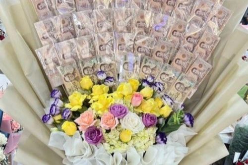 Đặt bó hoa bằng tiền mặt trị giá 37 triệu đồng tặng bạn trai nhưng cô gái liền thất vọng đi báo cảnh sát
