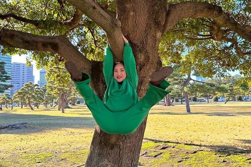 MC Cát Tường nói gì khi bị chỉ trích tạo dáng chụp ảnh 'banh chân' kém duyên