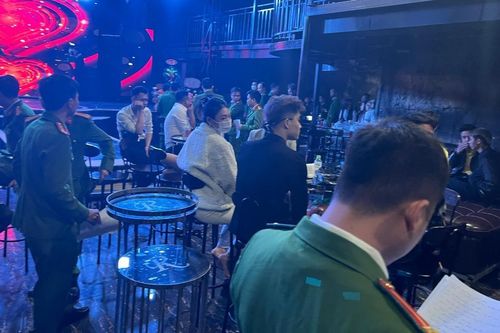 Đột kích quán bar, phát hiện nhiều nam thanh nữ tú đang 'phê pha' trong tiếng nhạc mạnh